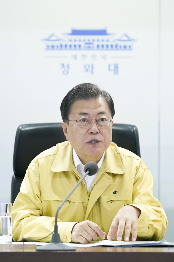 문재인 대통령이 30일 오전 국가위기관리센터에서 이천 물류창고 공사 현장 화재 관련 긴급상황보고를 받은 후 관련 내용을 지시하고 있다.(사진=청와대 제공)