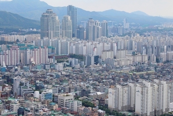 지난달 서울 강남 3구의 아파트 가격이 8년만에 최대 낙폭을 기록했다. 강남구와 서초구 전경. 사진=정수남 기자