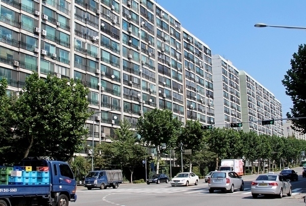 재개발 단지로 사상 최대 시세 차익이 기대되는 강남구 대치동 은마아파트의 경우 4개월 사이 이후 거래 가격이 1억3000만원∼1억4000만원 빠졌다. 사진=정수남 기자