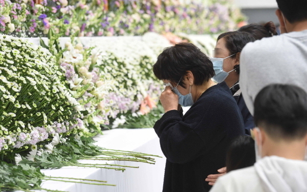 30일 오후 경기 이천시 서희청소년문화센터에 마련된 물류창고 공사장 화재 사고 합동분향소에서 유가족이 눈물을 흘리고 있다.(뉴시스)
