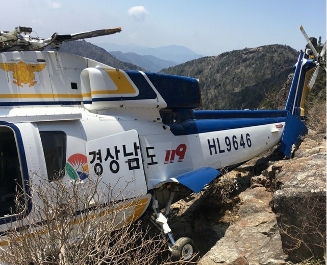 1일 오전 11시 28분경 경남도소방본부 소속 소방헬기가 구조 활동 중 지리산 천왕봉 인근에 추락했다(사진=경남도소방본부).