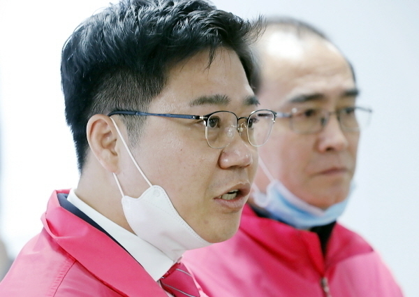 지성호 미래한국당 당선인(왼쪽)과 태영호 미래통합당 당선인(오른쪽) (자료사진)
