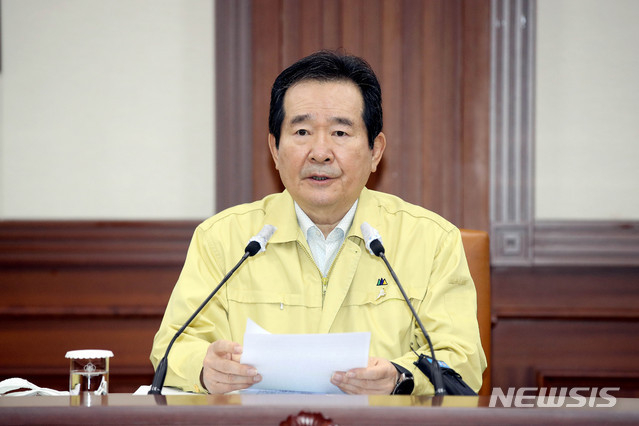 정세균 국무총리가 그동안 이행해 왔던 사회적 거리 두기에서 한단계 낮춰 오는 6일부터 생활 속 거리 두기로 전환한다고 3일 밝혔다(사진=뉴시스).