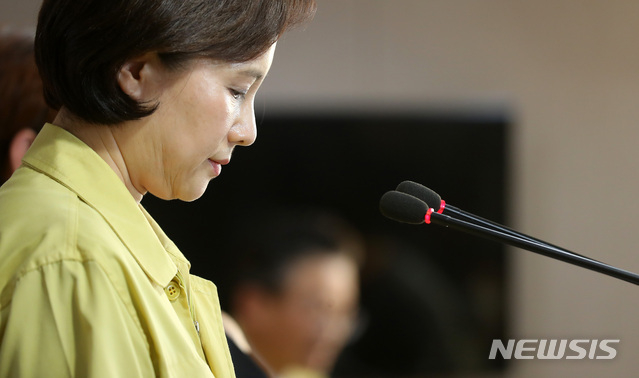 교육부 유은혜 장관이 유초중고 등교일정과 방법에 대해 4일 정부서울청사에 브리핑을 가졌다(사진=뉴시스).