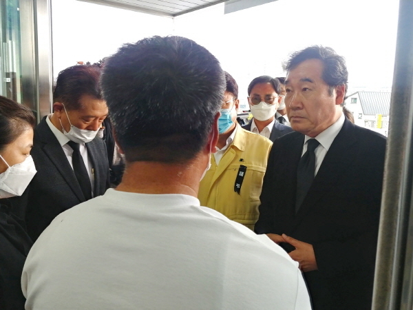 지난 5일 이낙연 전 총리가 일반 조문객 신분으로 경기 이천시 한익스프레스 물류창고 화재 합동분향소가 마련된 서희청소년문화센터에 들어서고 있다.(사진 뉴시스)