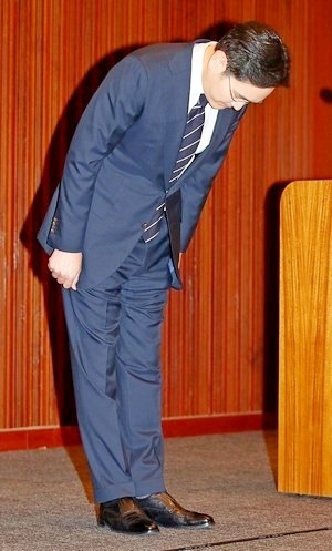 이 부회장의 이번 대 국민 사과가 국정농단 사건 파기환송심에 다소 긍정적으로 작용할 것이라는 게 법조계 일부 분석이다. 이 부회장이 허리 숙여 사과하고 있다. 사진=뉴시스