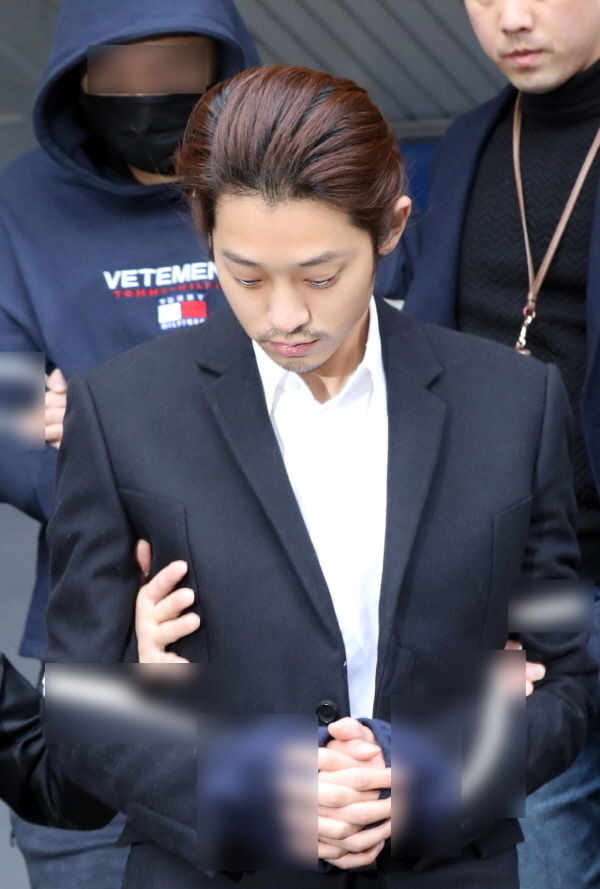 성폭력범죄의 처벌 등에 관한 특례법 위반(카메라 등 이용 촬영) 혐의를 받는 가수 정준영가 지난해 3월 29일 서울 종로구 종로경찰서에서 기소의견으로 검찰에 송치되고 있다.(사진 뉴시스)