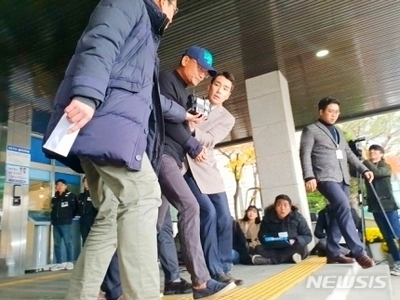 양진호 한국미래기술 전 회장이 수원남부경찰서에서 수원지검 성남지청으로 이동하고 있다. 사진=뉴시스
