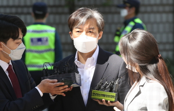 조국 전 법무부 장관이 8일 오전 '입시 비리 및 사모펀드, 감찰 무마 혐의' 1차 공판에 출석하기 위해 서울 서초구 서울중앙지방법원으로 들어서고 있다.(사진 뉴시스)