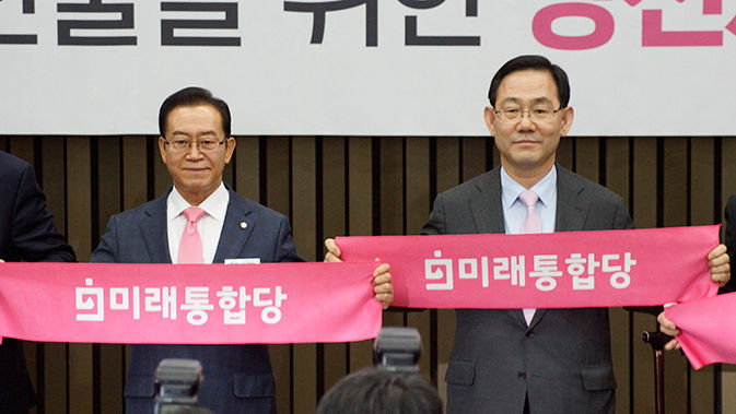 왼쪽부터 21대 국회 미래통합당 신임 지도부로 선출된 이종배 정책위원회 의장, 주호영 원내대표(사진=김영도 기자).