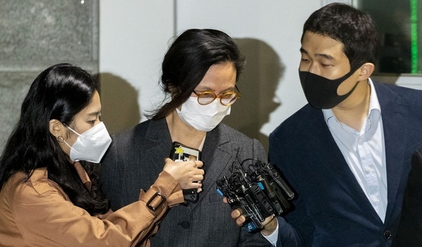 자녀 입시비리, 사모펀드 의혹 등으로 구속기소된 정경심 동양대 교수(조국 전 법무부 장관 부인)가 10일 새벽 경기 의왕시 서울구치소에서 구속기간 만료로 석방돼 빠져나오고 있다(사진=뉴시스).