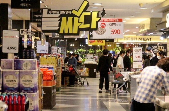 (위부터) ‘늘 싸다’ 문구가 무색할 정도로 매장에 고객이 없다. 지난 황금연휴 기간인 5일 당시보다 50% 가량 방문 고객이 다시 감소했다. 평소대비 고객은 10% 수준이라고(사진=정수남 기자).