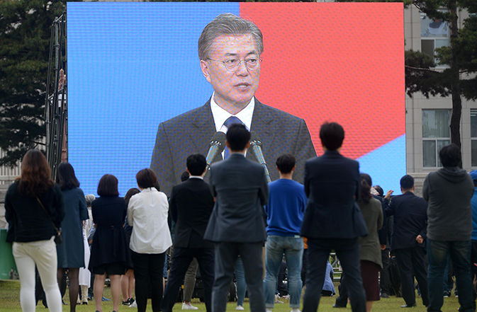 2017년 10월 17일 문재인 대통령이 대한민국 제 19대 대통령으로 취임하면서 시민들이 문 대통령의 취임사를 경청하고 있다(사진=뉴시스).