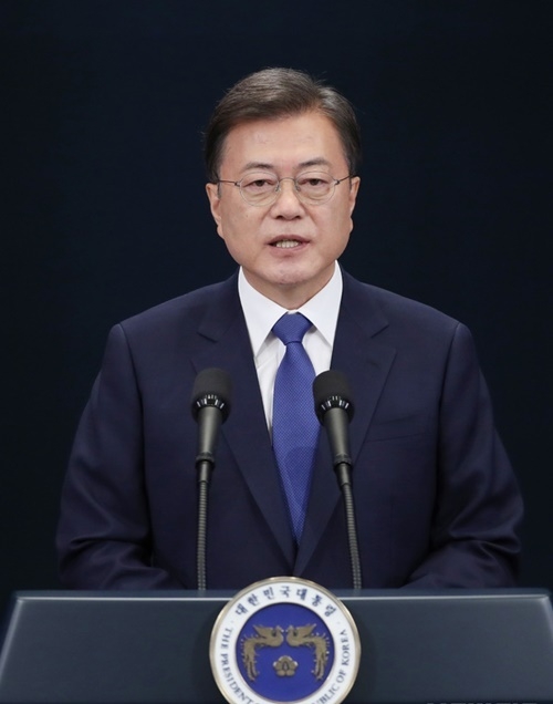 문재인 대통령이 10일 오전 청와대 춘추관 대브리핑실에서 열린 '대통령 취임 3주년 특별연설'에서 발언하고 있다(사진=뉴시스). 