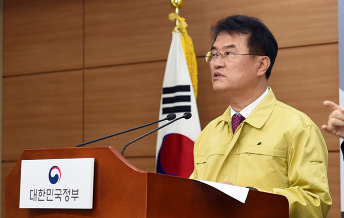 행정안전부 윤종인 차관(긴급재난지원금 범정부 TF단장)이 3일 오후 정부세종청사 정부합동브리핑룸에서 긴급재난지원금 지급 관련 브리핑을 하고 있다(사진=행정안전부).