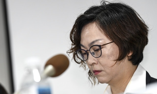 이나영 정의기억연대 이사장이 11일 서울 마포구 인권재단 '사람'에서 일본군 위안부 피해자 할머니 기부금 논란 관련 기자회견에서 고개를 숙이고 있다(사진=뉴시스).