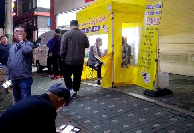 지난해 2조 적자에 이어 올해 역시 실업급여 적자가 불가피하다. 경기 성남시 지하철8호선 모란역 인근, 새벽 인력시장에서 하루 노동자들이 일자리를 기다리고 있다(사진=시사뉴스).