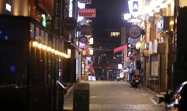 이태원 클럽에서 촉발된 코로나19(신종 코로나바이러스 감염증) 집단감염 확진자가 증가하는 가운데 11일 오후 서울 용산구 이태원 클럽 거리가 한산한 모습을 보이고 있다(사진=뉴시스).