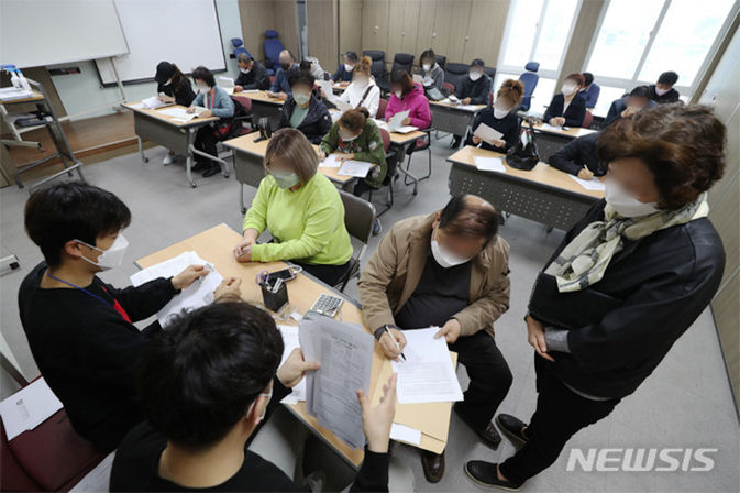 대구 중구 소상공인시장진흥공단 대구남부센터에서 신종 코로나바이러스 감염증(코로나19) 관련 긴급대출을 받기 위해 소상공인들이 접수를 기다리고 있다(사진=뉴시스).