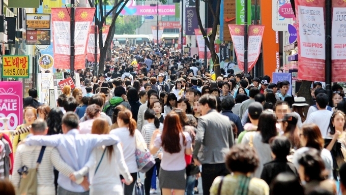 지난달 국내 취업자 수는 2656만2천명으로, 전년 동월보다 47만6천명 감소했다. 서울 명동 전경(사진=정수남 기자)