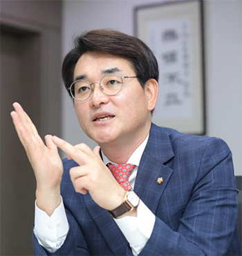 21대 국회입성에 성공한 더불어민주당 박용진 의원이 지난해 국정감사에서 제기한 전남대병원 채용비리 의혹이 사실로 드러났다(사진=박용진 의원 페이스북 갈무리).
