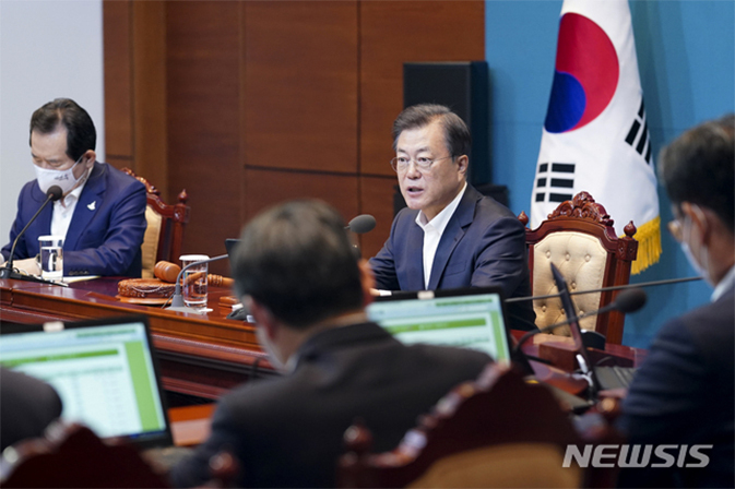 문재인 대통령이 12일 청와대에서 주재한 국무회의에서 한국형 뉴딜 정책에 저탄소녹색성장산업을 포함시키는 것에 대한 격론이 펼쳐졌다(사진=뉴시스).