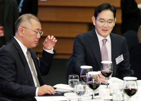 이재용(오른쪽) 삼성전자 부회장과 정의선 현대차그룹 수석부회장이 지난 1월 2일 오전 서울시 중구 대한상공회의소 국제회의장에서 열린 국내 각계대표 및 특별초청 인사들과의 신년 합동 인사회에 참석해 이야기를 나누고 있다.(사진 뉴시스)