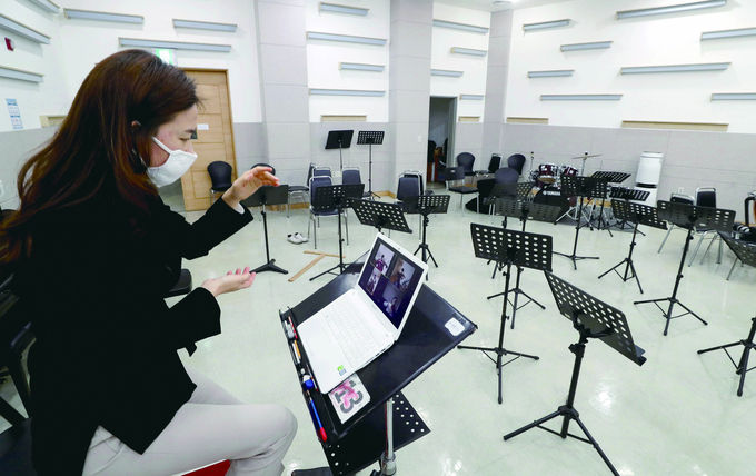 하트하트오케스트라 하트스트링콰르텟 단원들이 지도자와 비대면 합주 교육을 하고 있다