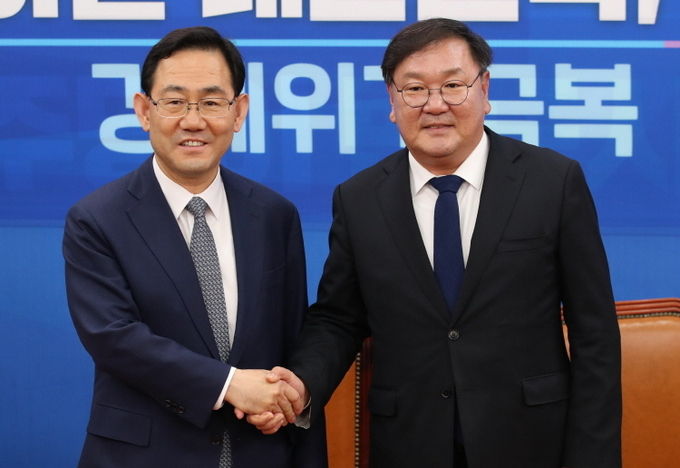 김태년 더불어민주당 원내대표와 주호영 미래통합당 원내대표가 14일 오후 서울 여의도 국회에서 열린 원내대표 회동에서 악수를 하고 있다.