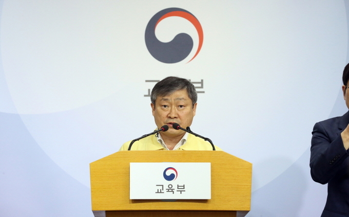 박백범 교육부 차관이 14일 오후 정부세종청사에서 이태원 지역을 방문한 학교 교직원과 학원 강사, 학생들의 현황 조사 결과를 발표하고 있다. (사진 뉴시스)