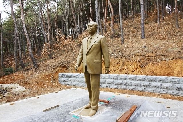 옛 대통령 별장 청남대에 설치된 전두환 전 대통령 동상. (사진=뉴시스, 청남대 관리사무소 제공)