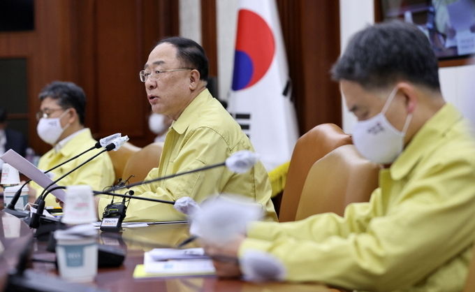 홍남기 경제부총리 겸 기획재정부 장관이 14일 오전 서울 종로구 정부서울청사에서 열린 제3차 비상경제 중대본 회의에서 모두발언을 하고 있다.(사진 뉴시스)
