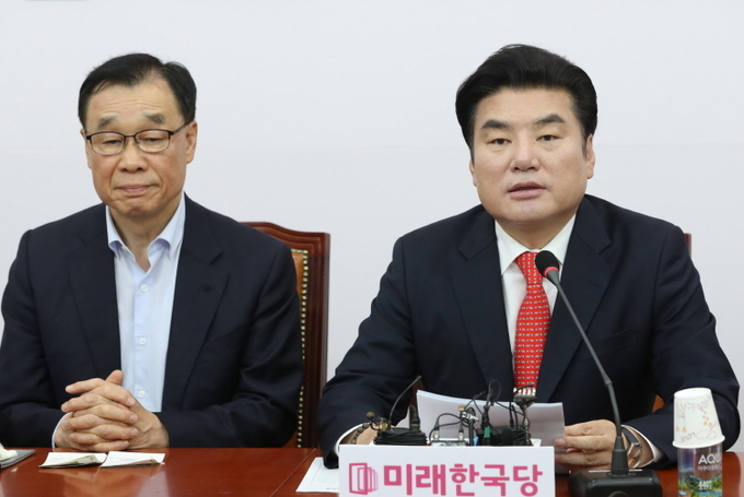 원유철 미래한국당 대표가 15일 서울 여의도 국회에서 열린 당 최고위원회의에서 발언하고 있다. 
