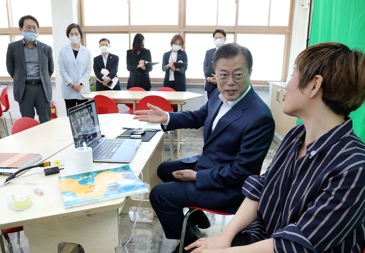 문재인 대통령이 지난 5월 8일 학생들의 등교 개학 준비 상황을 점검하기 위해 서울 용산구 중경고등학교를 방문해 온라인 수업중인 정수아 과학교사(오른쪽)와 이야기를 나누고 있다. (사진 뉴시스)