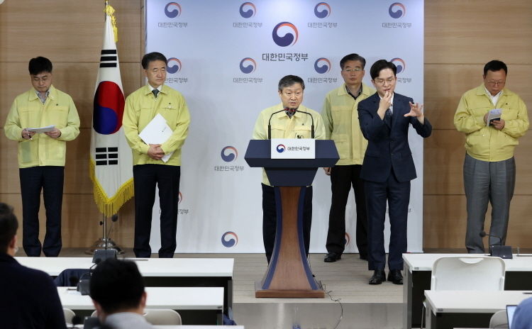 박백범 교육부 차관이 17일 오후 서울 종로구 정부서울청사 합동브리핑룸에서 고3 등교수업 관련 사항(학교방역 준비상황 및 학생 분산 계획)에 대해 브리핑을 마친 후 취재진의 질문에 답하고 있다.(사진 뉴시스)