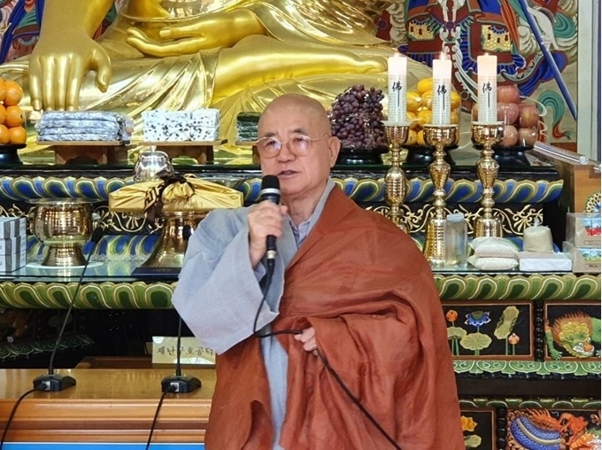 삼보 스님은 16일 강원 평창 오대산 월정사 적광전에서 열린 은사 탄허대종사 원적 37주기 추모다례재에서 월정사 주지 정념 스님에게 교육불사기금 30억원을 전달했다.(사진 월정사 제공)
