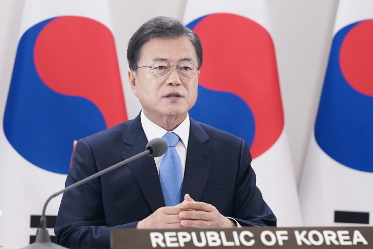문재인 대통령이 18일 청와대 본관 집무실에서 세계보건기구(WHO) 세계보건총회(WHA) 초청 연설을 하고 있다. (사진=청와대 제공)