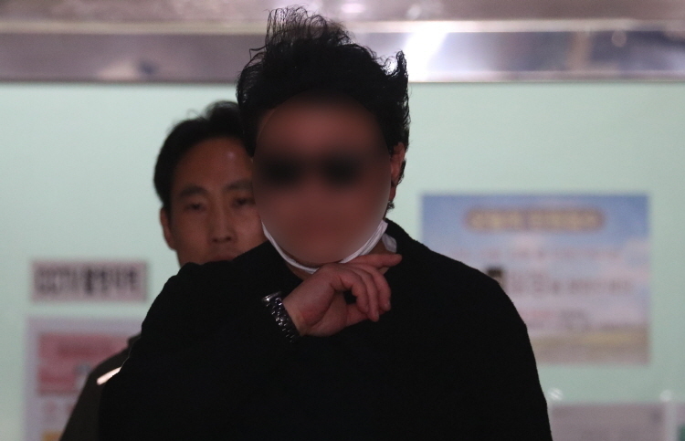 아파트 경비원 최모씨 폭행과 폭언 가해자로 지목되는 서울 강북구 우이동 소재 아파트 입주민이 18일 오전 서울 강북경찰서에서 소환조사를 마친 후 경찰서를 나서고 있다.
