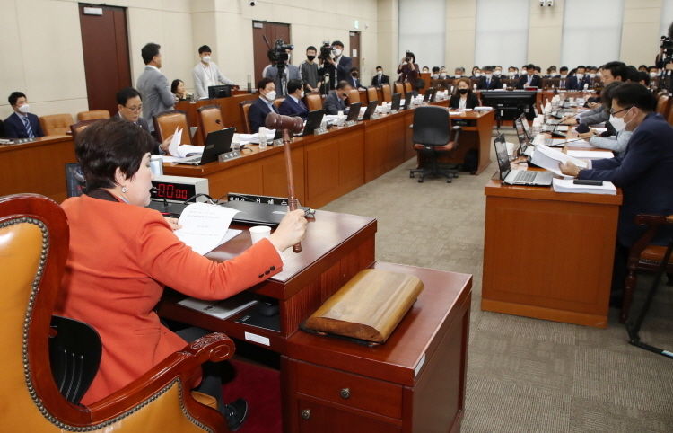 전혜숙 국회 행정안전위원회 위원장이 19일 서울 여의도 국회에서 열린 행정안전위원회 전체회의에서 의사봉을 두드리고 있다.