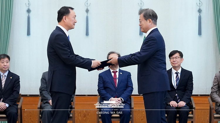 문재인 대통령이 19일 신임 유연상 청와대 경호처장에 대한 임명장을 수여했다. (사진 청와대)