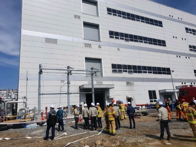 19일 오후 충남 서산시 대산읍 대산공단 내 LG화학 촉매포장실에서 불이나 소방관계자 등이 현장을 확인하고 있다. (사진=서산시 제공)