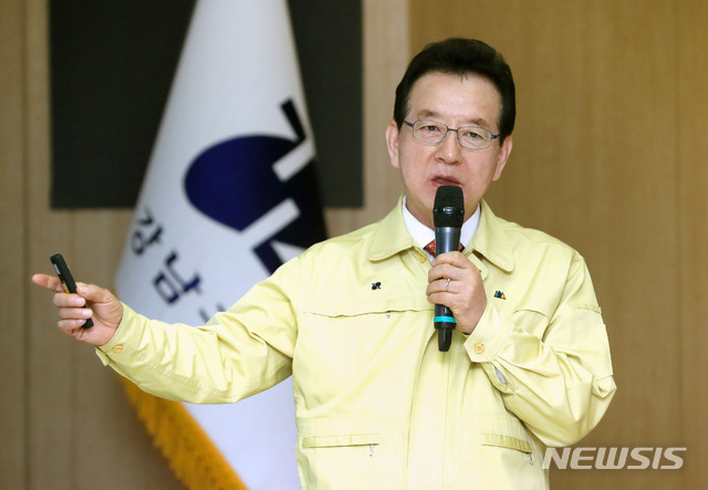 정순균 강남구청장이 지난 7일 서울 강남구청 회의실에서 코로나19 조기극복을 위한 강남구 상공인 및 주민대표 간담회에 참석해 대응책을 설명하고 있다. (사진=뉴시스)