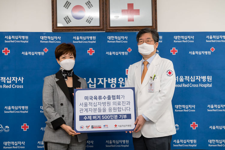 왼쪽부터 미국육류수출협회 양지혜 지사장과 서울적십자병원 문영수 원장. 미국육류수출협회 제공