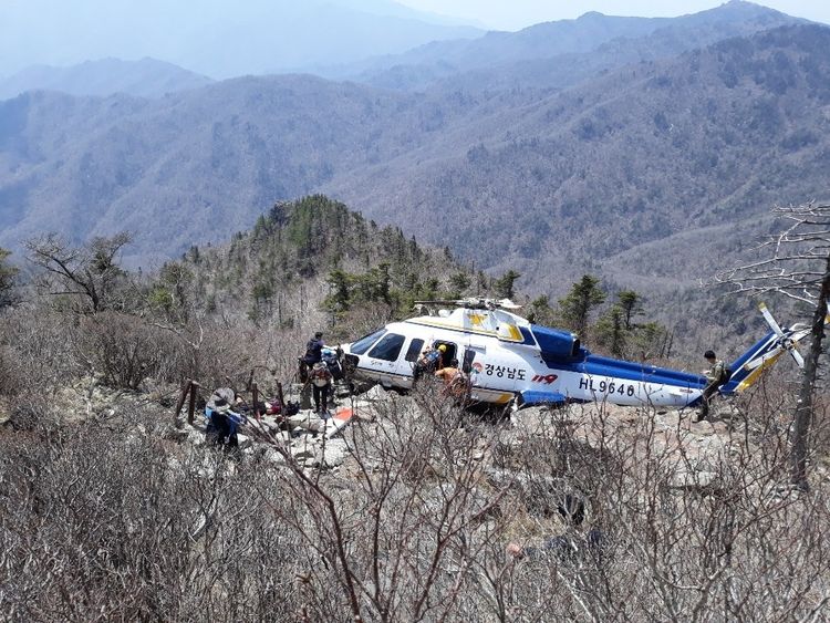 지난 5월 1일 오전 11시28분께 경남 산청군 시천면 지리산 천왕봉 천왕샘 부근에서 심정지 탐방객을 구조하던 경남도소방헬기가 추락 했다.(사진=국립공원관리공단 지리산경남사무소 제공)