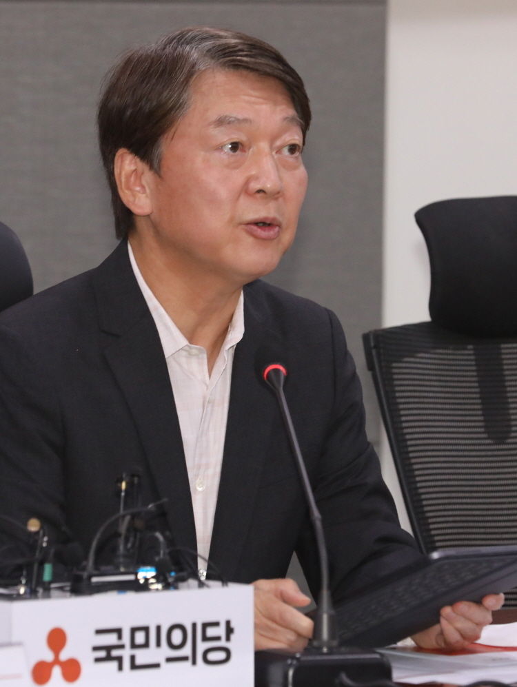 안철수 국민의당 대표가 21일 오전 서울 여의도 국회 의원회관에서 열린 제14차 최고위원회의에 참석해 발언하고 있다. 