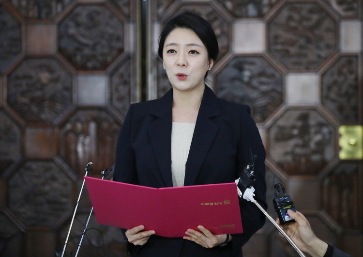 배현진 미래통합당 원내대변인이 21일 서울 여의도 국회 로텐더홀에서 미래한국당과의 통합 관련 입장문을 발표하고 있다.