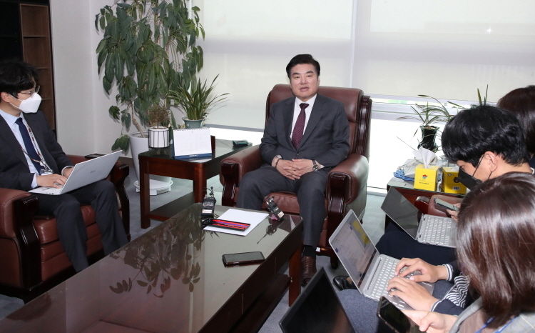 원유철 미래한국당 대표가 22일 오전 서울 여의도 국회 의원회관에서 최고위원회의를 마친후 회의 결과에 대해 이야기를 하고 있다. (사진 뉴시스)