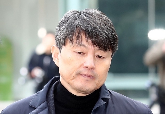 금융위원회 국장 시절 뇌물수수 등 혐의를 받고 있는 유재수 전 부산시 경제부시장이 지난해 11월27일 오전 서울 송파구 서울동부지법에서 열린 영장실질심사에 참석하고 있다.