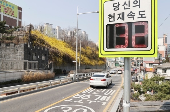 어린이보호구역(스쿨존) 내 어린이 교통사고 처벌을 대폭 강화한 민식이법 위반 사례가 잇따르고 있어 주의가 요구된다. (자료사진)