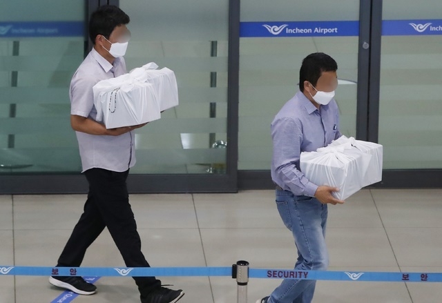 안나푸르나에서 눈사태로 실종됐던 교사 네 명의 유해가 23일 인천공항 제1터미널을 통해 운구되고 있다. 실종 교사 유해는 코로나19로 인해 현지에서 화장돼 운구됐다. 뉴시스 제공